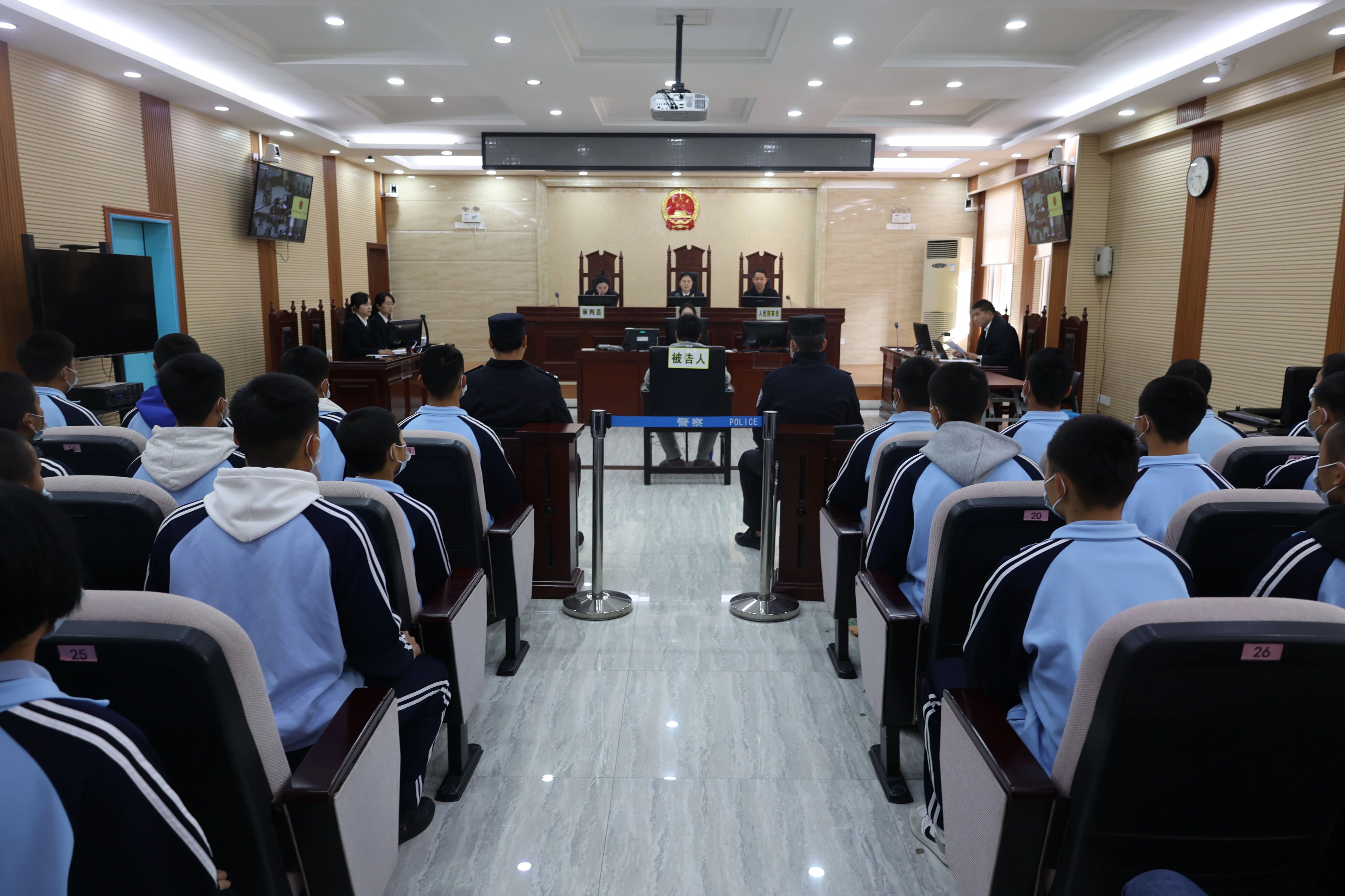 青春不“毒”行  法治伴成長(zhǎng)——韶關(guān)法檢聯(lián)合開(kāi)展禁毒普法宣傳活動(dòng)