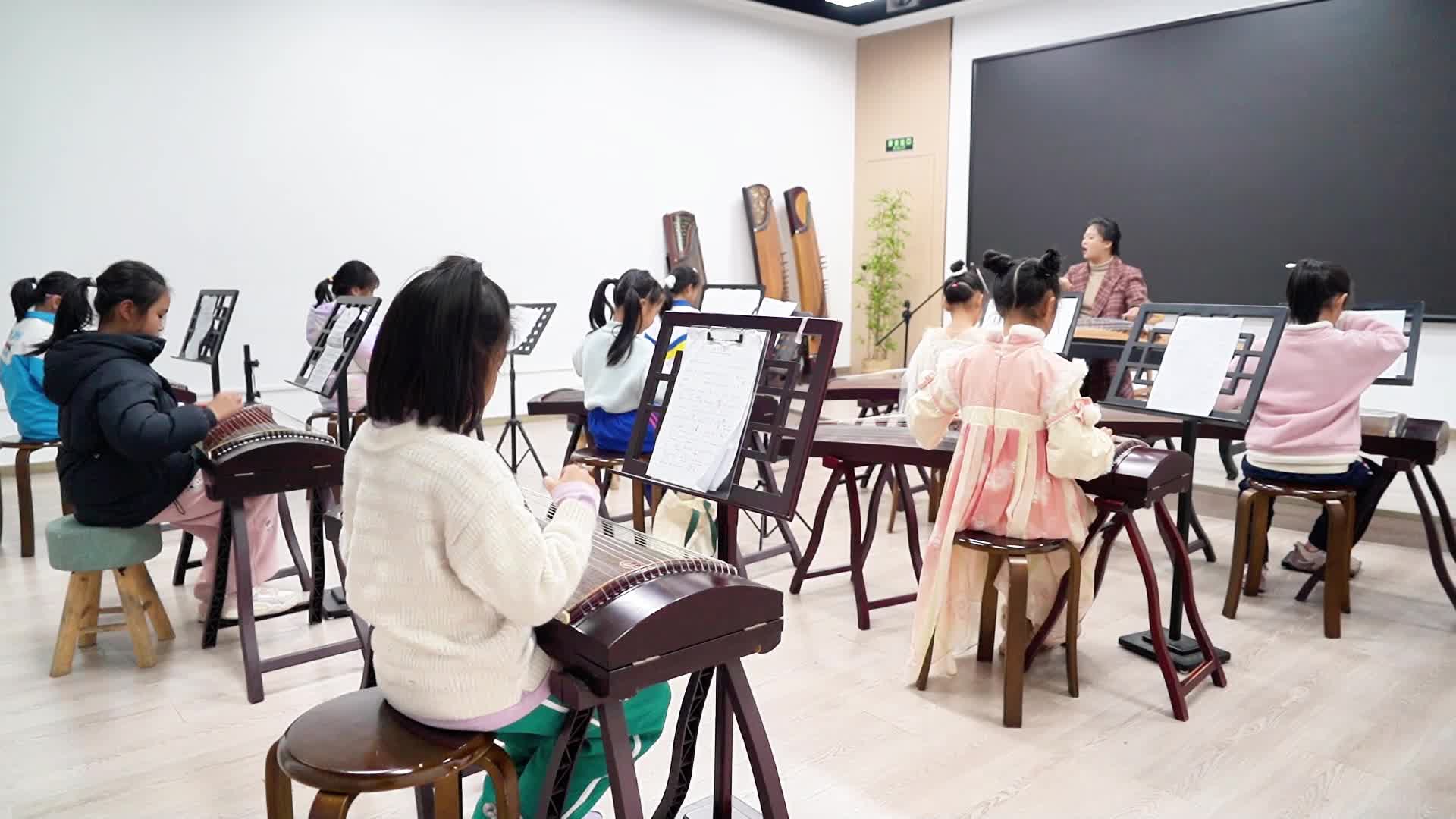 記者探班珠江少兒藝術(shù)中心 木易晶古箏